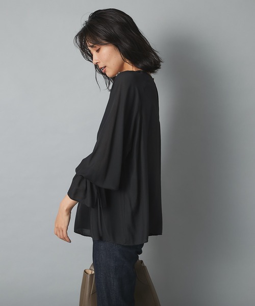 RIVE DROITE（リヴドロワ）の「装いにフェミニンな表情をプラス　ドレープシフォンフリルカフスブラウス（シャツ/ブラウス・レディース・ブラック/ベージュ・FREE）」の5枚目の写真