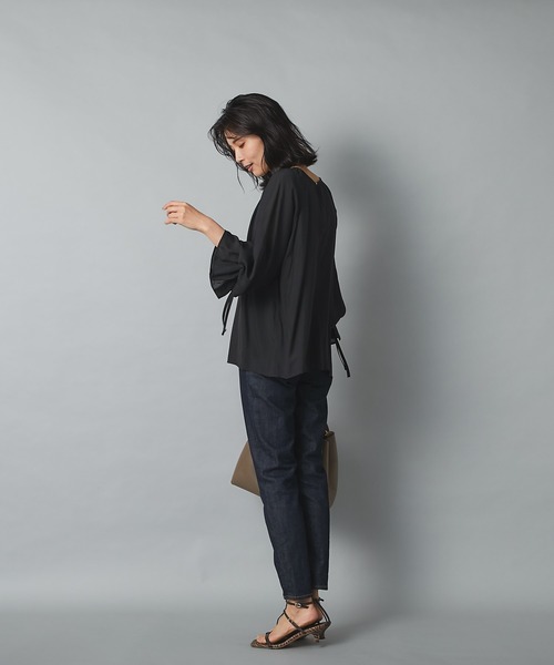 RIVE DROITE（リヴドロワ）の「装いにフェミニンな表情をプラス　ドレープシフォンフリルカフスブラウス（シャツ/ブラウス・レディース・ブラック/ベージュ・FREE）」の3枚目の写真