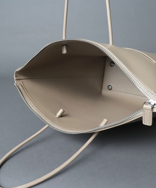 YAHKI（ヤーキ）の「【 YAHKI / ヤーキ 】 W FACE LEATHER TOTE / レザートートバッグ（トートバッグ・レディース・ホワイト/ブラック/グレイッシュベージュ・FREE）」の8枚目の写真