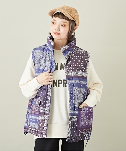 CUBE SUGAR（キューブシュガー）の「リサイクルエアコンダウンバンダナ柄オーバーベスト（ダウンベスト・レディース・ナチュラル/ネイビー・M）」の2枚目の写真