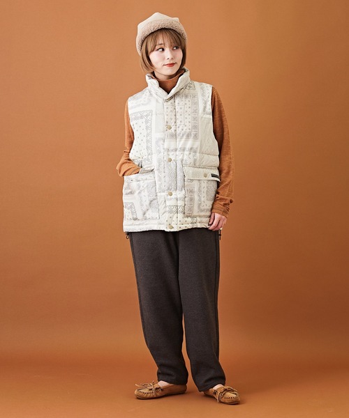 CUBE SUGAR（キューブシュガー）の「リサイクルエアコンダウンバンダナ柄オーバーベスト（ダウンベスト・レディース・ナチュラル/ネイビー・M）」の8枚目の写真