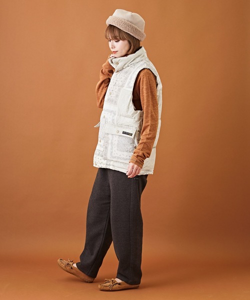 CUBE SUGAR（キューブシュガー）の「リサイクルエアコンダウンバンダナ柄オーバーベスト（ダウンベスト・レディース・ナチュラル/ネイビー・M）」の9枚目の写真