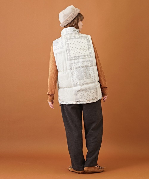 CUBE SUGAR（キューブシュガー）の「リサイクルエアコンダウンバンダナ柄オーバーベスト（ダウンベスト・レディース・ナチュラル/ネイビー・M）」の10枚目の写真