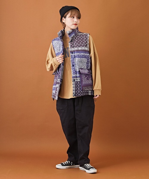 CUBE SUGAR（キューブシュガー）の「リサイクルエアコンダウンバンダナ柄オーバーベスト（ダウンベスト・レディース・ナチュラル/ネイビー・M）」の11枚目の写真