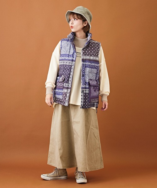 CUBE SUGAR（キューブシュガー）の「リサイクルエアコンダウンバンダナ柄オーバーベスト（ダウンベスト・レディース・ナチュラル/ネイビー・M）」の12枚目の写真