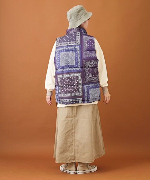 CUBE SUGAR（キューブシュガー）の「リサイクルエアコンダウンバンダナ柄オーバーベスト（ダウンベスト・レディース・ナチュラル/ネイビー・M）」の14枚目の写真