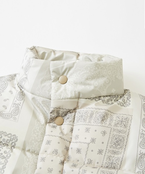 CUBE SUGAR（キューブシュガー）の「リサイクルエアコンダウンバンダナ柄オーバーベスト（ダウンベスト・レディース・ナチュラル/ネイビー・M）」の16枚目の写真