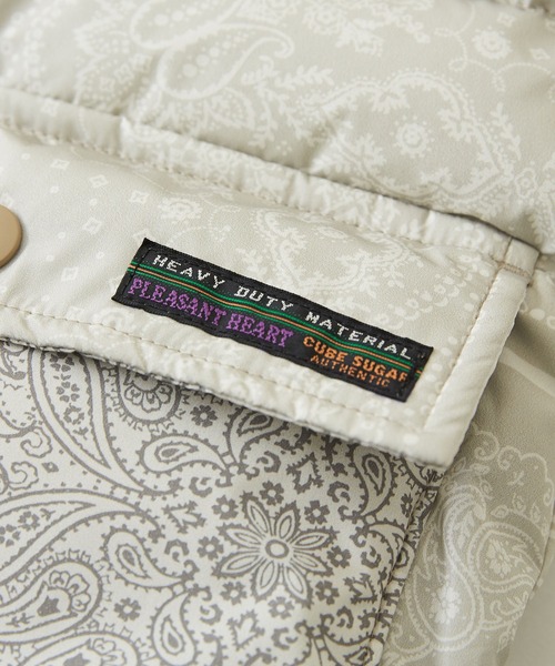 CUBE SUGAR（キューブシュガー）の「リサイクルエアコンダウンバンダナ柄オーバーベスト（ダウンベスト・レディース・ナチュラル/ネイビー・M）」の19枚目の写真