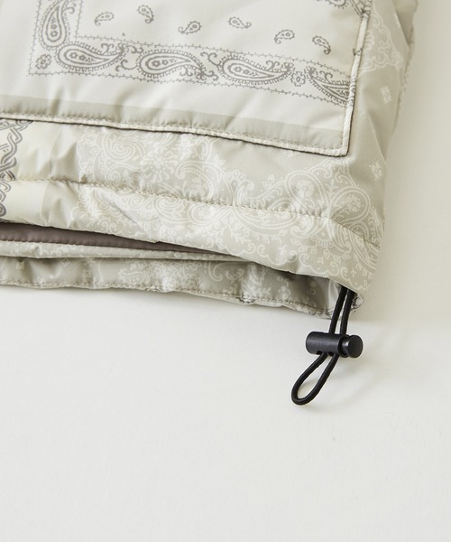 CUBE SUGAR（キューブシュガー）の「リサイクルエアコンダウンバンダナ柄オーバーベスト（ダウンベスト・レディース・ナチュラル/ネイビー・M）」の21枚目の写真