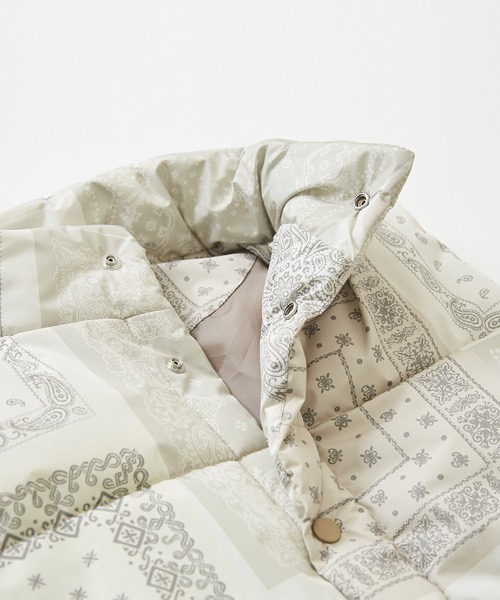 CUBE SUGAR（キューブシュガー）の「リサイクルエアコンダウンバンダナ柄オーバーベスト（ダウンベスト・レディース・ナチュラル/ネイビー・M）」の22枚目の写真