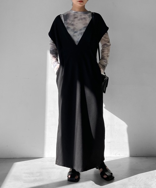 Solace（ソレイス）の「深Vネックウエストタックベストワンピース（ワンピース・レディース・ブラック/ブラウン・M/L）」の2枚目の写真