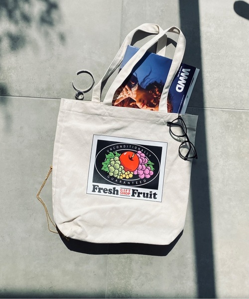 IO(イオ)(イオ)の「FRUIT OF THE LOOM/フルーツオブザルーム/GIFT SHOP キャンバストート 70041500(トートバッグ・レディース・ブラック/レッド・ONESIZE)」の2枚目の写真