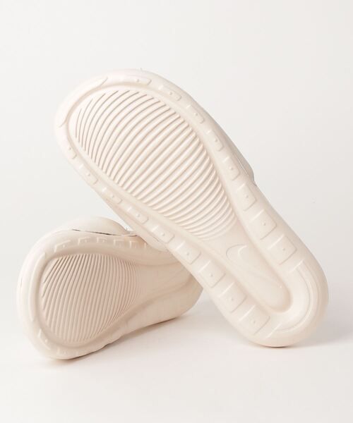 NIKE（ナイキ）の「NIKE/ナイキ  WOMENS VICTORI ONE SLIDE /ウィメンズ ヴィクトリー ワンスライド スポーツ シャワー サンダル  CN9677-200（サンダル・レディース・ホワイト×グレー・25.0cm/24.0cm/23.0cm/26.0cm/28.0cm/27.0cm/29.0cm）」の3枚目の写真