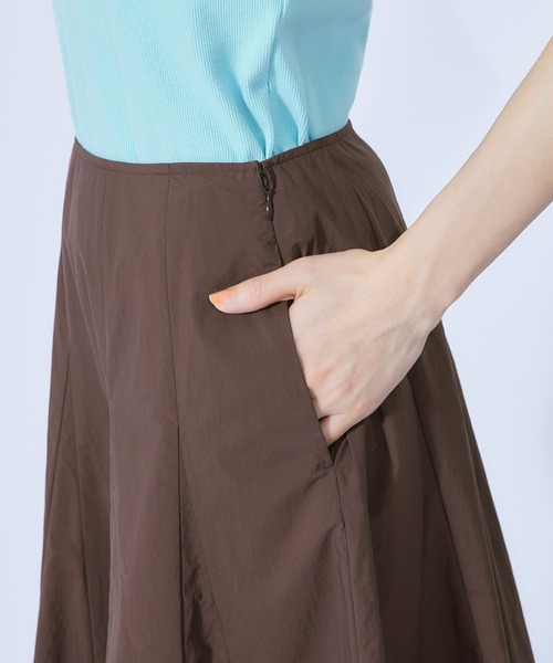 ROPE'（ロペ）の「強撥水ナイロンマチフレアスカート（スカート・レディース・ダークブラウン/ベージュ/グリーン・38/36）」の17枚目の写真