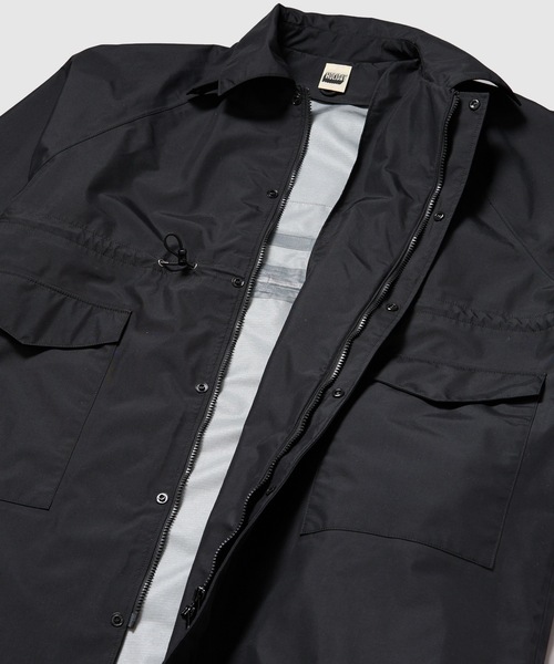 HOLIDAY(ホリデイ)の「WIND COAT (WATER PROOF) ウィンドコート (ウォータープルーフ)(ナイロンジャケット・レディース・ブラック/ベージュ・ONE SIZE)」の4枚目の写真