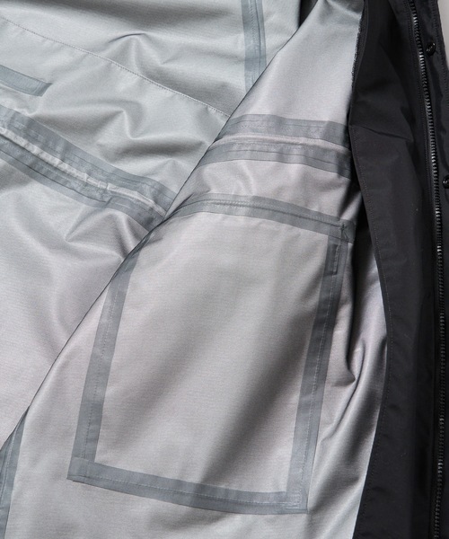 HOLIDAY(ホリデイ)の「WIND COAT (WATER PROOF) ウィンドコート (ウォータープルーフ)(ナイロンジャケット・レディース・ブラック/ベージュ・ONE SIZE)」の21枚目の写真