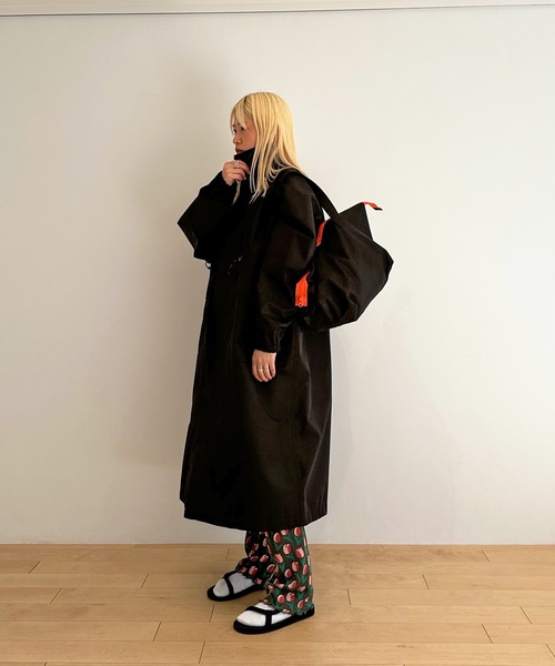 HOLIDAY(ホリデイ)の「WIND COAT (WATER PROOF) ウィンドコート (ウォータープルーフ)(ナイロンジャケット・レディース・ブラック/ベージュ・ONE SIZE)」の16枚目の写真