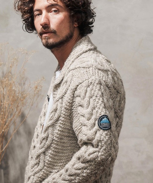 CAMBIO(カンビオ)の「mcg3074-【HIMALAYAN CLIMBERS HAND-KNIT】手編みショールカーディガン(カーディガン/ボレロ・メンズ・ブルー/レッド/パープル系その他/コーラルピンク/ブラック/ホワイト系その他/キャメル・M/LL/L)」の2枚目の写真