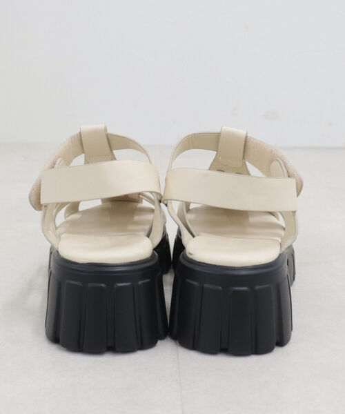 fredy emue（フレディエミュ）の「ライトソールボリュームグルカサンダル（サンダル・レディース・オフホワイト/ブラック・S/M/L）」の7枚目の写真