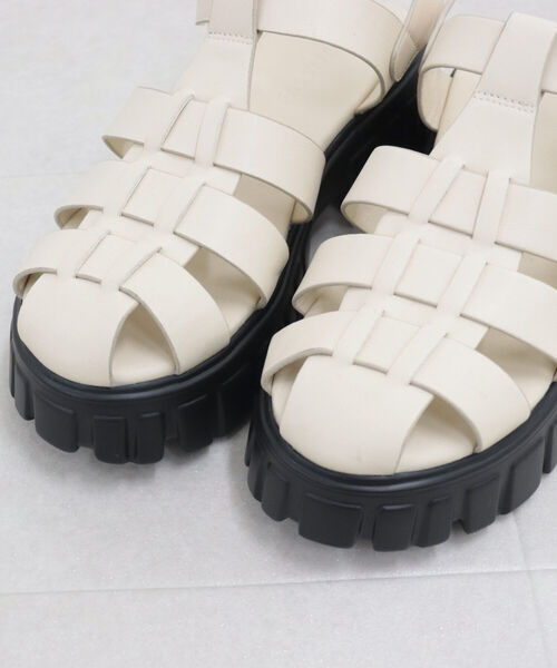 fredy emue（フレディエミュ）の「ライトソールボリュームグルカサンダル（サンダル・レディース・オフホワイト/ブラック・S/M/L）」の11枚目の写真
