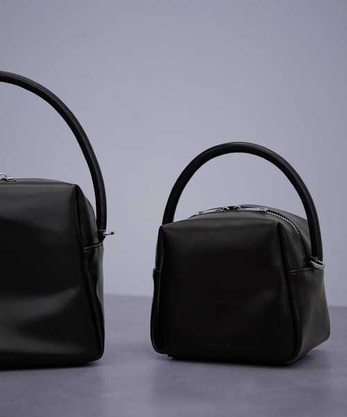 ADAM ET ROPE'（アダムエロペ）の「【2WAY】ワンハンドルMINIキューブバッグ（ハンドバッグ・レディース・ブラック/ワイン・FREE）」の2枚目の写真