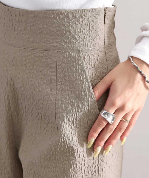 classicalelf（クラシカルエルフ）の「品良くスタイルUP。ぽこぽこエンボス花柄ワイドパンツ（その他パンツ・レディース・ブラック/グリーン/グレイッシュベージュ・SMALL/MEDIUM/LARGE/X-LARGE）」の9枚目の写真