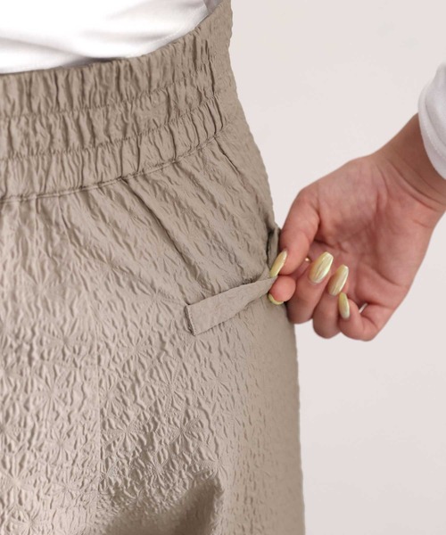 classicalelf（クラシカルエルフ）の「品良くスタイルUP。ぽこぽこエンボス花柄ワイドパンツ（その他パンツ・レディース・ブラック/グリーン/グレイッシュベージュ・SMALL/MEDIUM/LARGE/X-LARGE）」の10枚目の写真