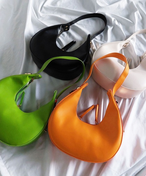 me+em select（ミームセレクト）の「※※【 ２ｗａｙ 】ハーフムーンフォルムハンドバッグ（ハンドバッグ・レディース・ブラック/アイボリー/グリーン/オレンジ・FREE）」の4枚目の写真
