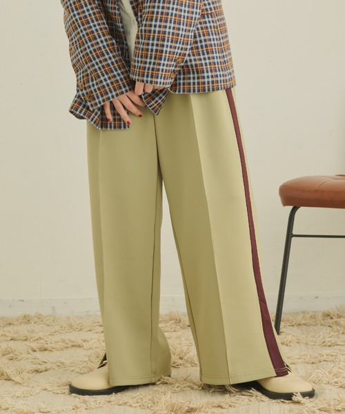 MERLOT（メルロー）の「ラインスリットパンツ（スラックス・レディース・ブラック/グレイッシュベージュ・FREE）」の14枚目の写真