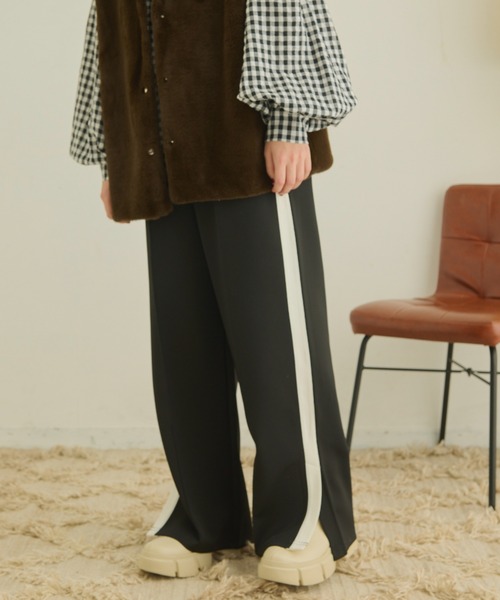MERLOT（メルロー）の「ラインスリットパンツ（スラックス・レディース・ブラック/グレイッシュベージュ・FREE）」の3枚目の写真