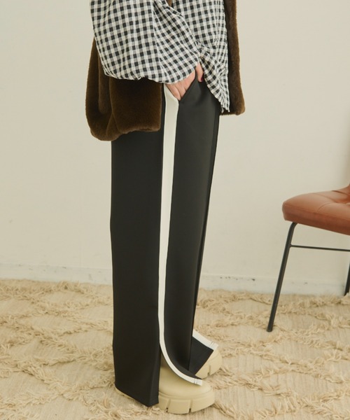 MERLOT（メルロー）の「ラインスリットパンツ（スラックス・レディース・ブラック/グレイッシュベージュ・FREE）」の4枚目の写真