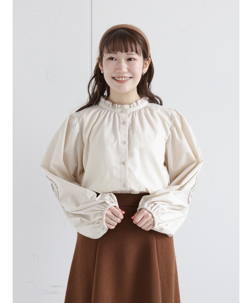 ehka sopo(エヘカソポ)の「袖刺繍ブラウス(シャツ/ブラウス・レディース・オフホワイト/グリーン/キナリ・フリ-)」の6枚目の写真