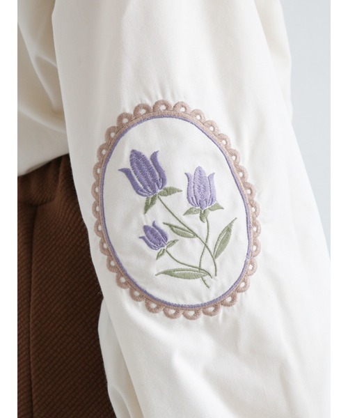 ehka sopo(エヘカソポ)の「袖刺繍ブラウス(シャツ/ブラウス・レディース・オフホワイト/グリーン/キナリ・フリ-)」の9枚目の写真
