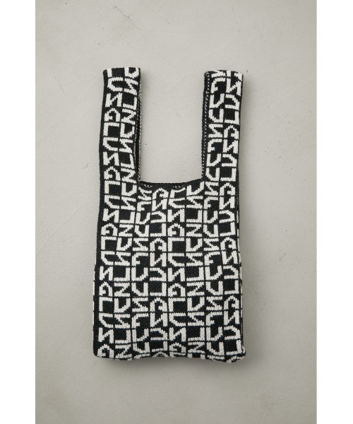 AZUL by moussy(アズールバイマウジー)の「MONOGRAM KNIT MARCHE BAG/モノグラムニットマルシェバッグ(ショルダーバッグ・メンズ・ホワイト系その他/ブラック系その他・FREE)」の2枚目の写真