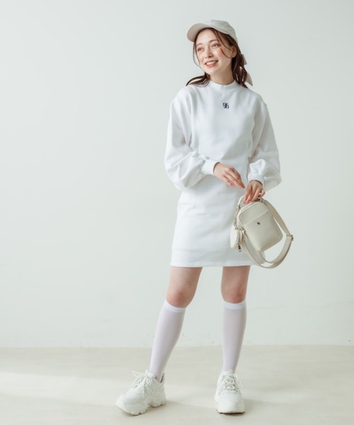OLIVE des OLIVE(オリーブデオリーブ)の「プチハイスウェットワンピース(ワンピース・レディース・オートミール/オフホワイト/ネイビー・FREE)」の4枚目の写真