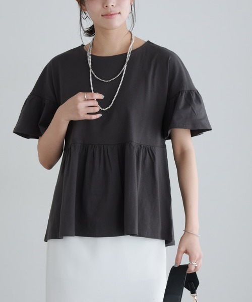 Pierrot（ピエロ）の「綿100％ ギャザーフリルスリーブTシャツ（Tシャツ/カットソー・レディース・ブラック/ライトグレー/ネイビー/オフホワイト/ブルー系その他/パープル系その他/グレイッシュベージュ/チャコール/ブラウン/オリーブ/ミント/イエロー系その他・M/L）」の4枚目の写真