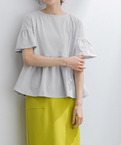 Pierrot（ピエロ）の「綿100％ ギャザーフリルスリーブTシャツ（Tシャツ/カットソー・レディース・ブラック/ライトグレー/ネイビー/オフホワイト/ブルー系その他/パープル系その他/グレイッシュベージュ/チャコール/ブラウン/オリーブ/ミント/イエロー系その他・M/L）」の3枚目の写真