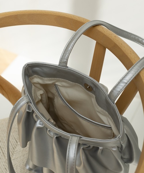 Birthday room（バースデイルーム）の「フェイクレザーフリルバッグ / fake leather frill bag（ショルダーバッグ・レディース・シルバー/ブラック・FREE）」の6枚目の写真
