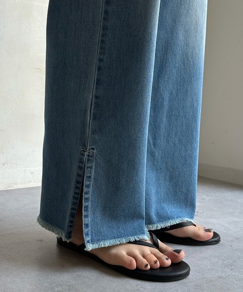 DouDou（ドゥドゥ）の「ライトオンス裾スリットデニム（デニムパンツ・レディース・スカイブルー/ブルー・36/38）」の22枚目の写真