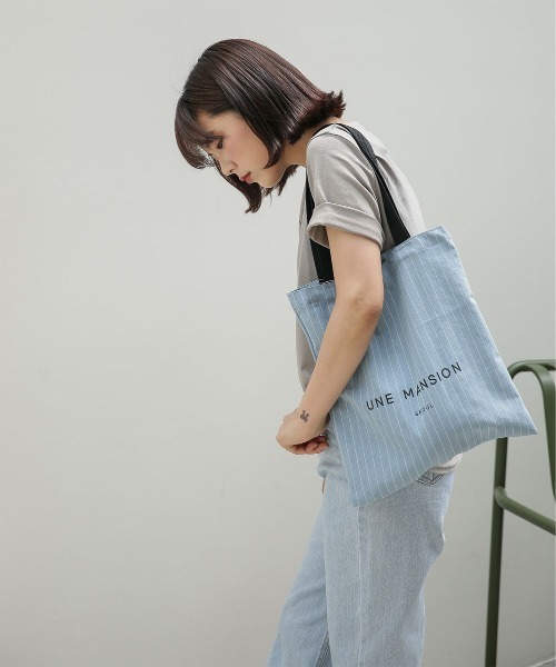 UNE MANSION（ユヌマンション）の「【UNE MADE】UNE MANSION ロゴデニムトートバッグ（トートバッグ・レディース・ライトブルー・ONE SIZE）」の2枚目の写真