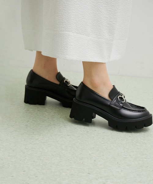 ADAM ET ROPE'(アダムエロペ)の「【晴雨兼用】ボリュームローファー(レインシューズ・レディース・ブラック・23.0cm/23.5cm/24.0cm/24.5cm)」の2枚目の写真