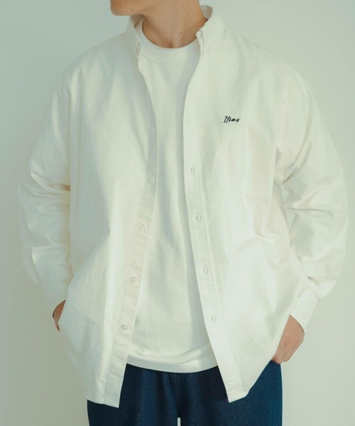 ITEMS URBANRESEARCH（アイテムズ アーバンリサーチ）の「ワンポイント刺繍 OXボタンダウンシャツ（シャツ/ブラウス・メンズ・オフホワイト/チャコールグレー/ブルー・MEDIUM/LARGE）」の2枚目の写真