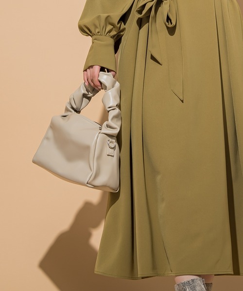 VICKY（ビッキー）の「【KOREAN ITEM】クシュクシュハンドショルダーバッグ（ハンドバッグ・レディース・ブラック/ベージュ・FREE）」の2枚目の写真