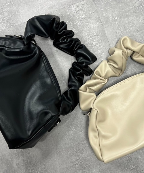VICKY（ビッキー）の「【KOREAN ITEM】クシュクシュハンドショルダーバッグ（ハンドバッグ・レディース・ブラック/ベージュ・FREE）」の10枚目の写真