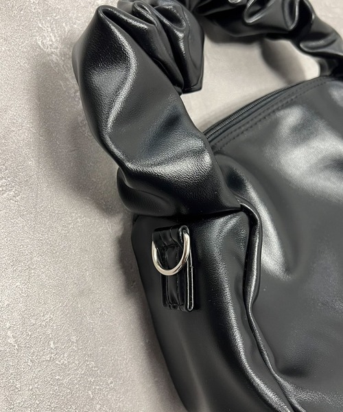 VICKY（ビッキー）の「【KOREAN ITEM】クシュクシュハンドショルダーバッグ（ハンドバッグ・レディース・ブラック/ベージュ・FREE）」の13枚目の写真