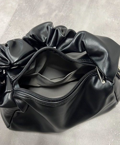 VICKY（ビッキー）の「【KOREAN ITEM】クシュクシュハンドショルダーバッグ（ハンドバッグ・レディース・ブラック/ベージュ・FREE）」の14枚目の写真