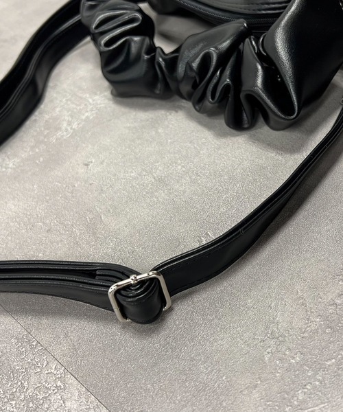 VICKY（ビッキー）の「【KOREAN ITEM】クシュクシュハンドショルダーバッグ（ハンドバッグ・レディース・ブラック/ベージュ・FREE）」の18枚目の写真