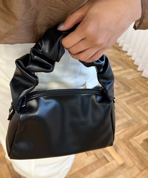 VICKY（ビッキー）の「【KOREAN ITEM】クシュクシュハンドショルダーバッグ（ハンドバッグ・レディース・ブラック/ベージュ・FREE）」の7枚目の写真
