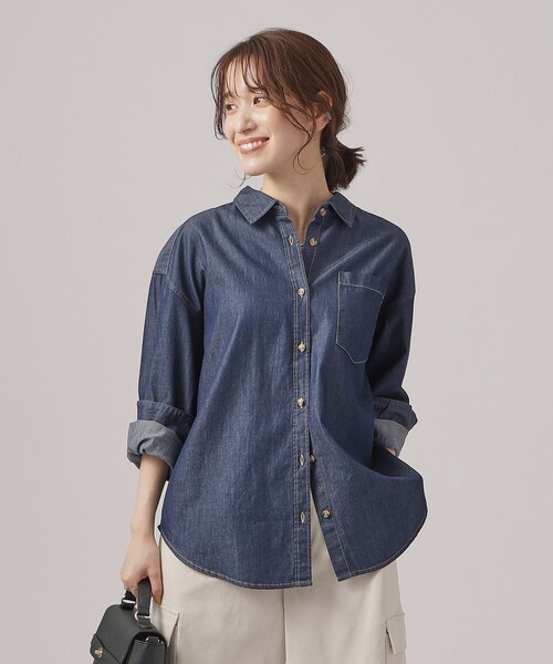 SHOO・LA・RUE（シューラルー）の「◆一枚でもレイヤードでも 柔らかこなれデニムシャツ（シャツ/ブラウス・レディース・ブルー/ネイビー・03/02/04）」の2枚目の写真