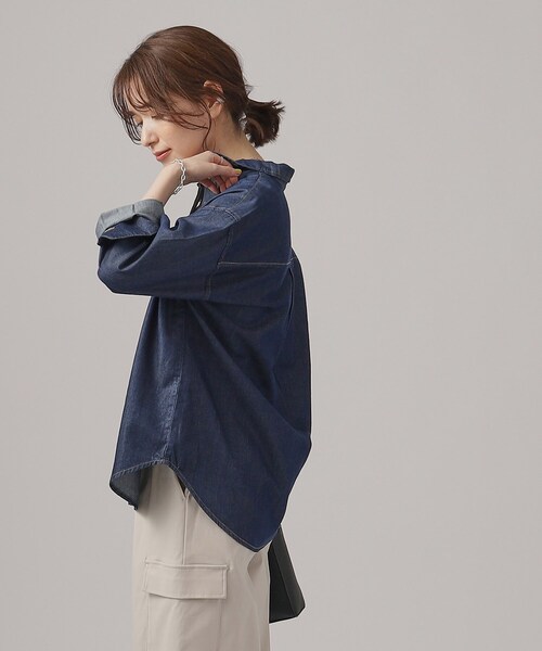 SHOO・LA・RUE（シューラルー）の「◆一枚でもレイヤードでも 柔らかこなれデニムシャツ（シャツ/ブラウス・レディース・ブルー/ネイビー・03/02/04）」の13枚目の写真